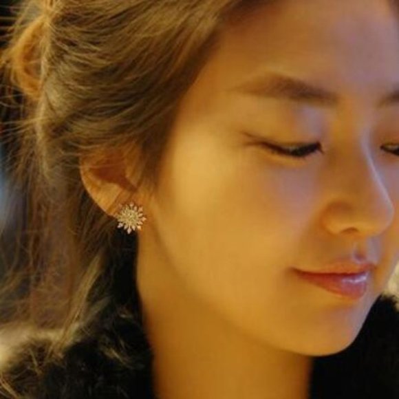 Snowflake Earrings - Picture 5 of 6